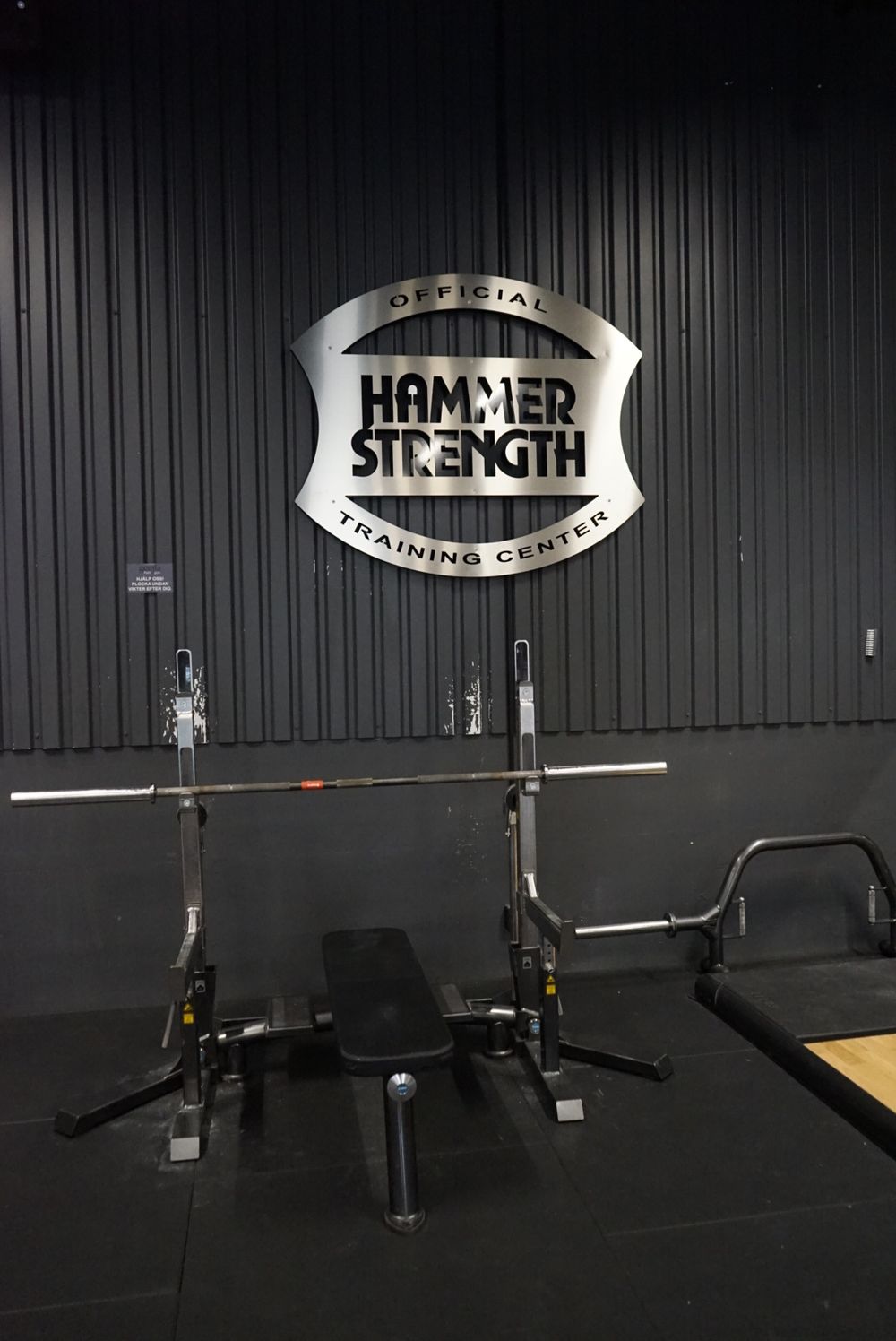 Hammer Strength-skylt och bänk