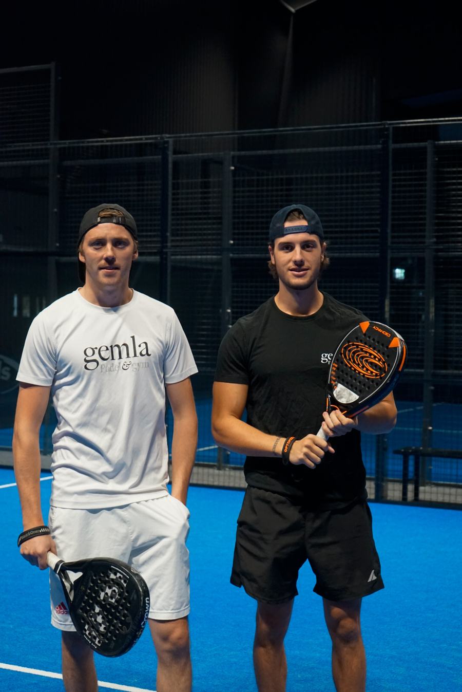 Två spelare med racketar på banan